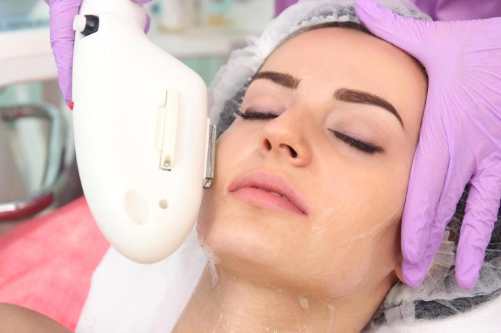 Redonnez de l’éclat à votre visage grâce au photorajeunissement.